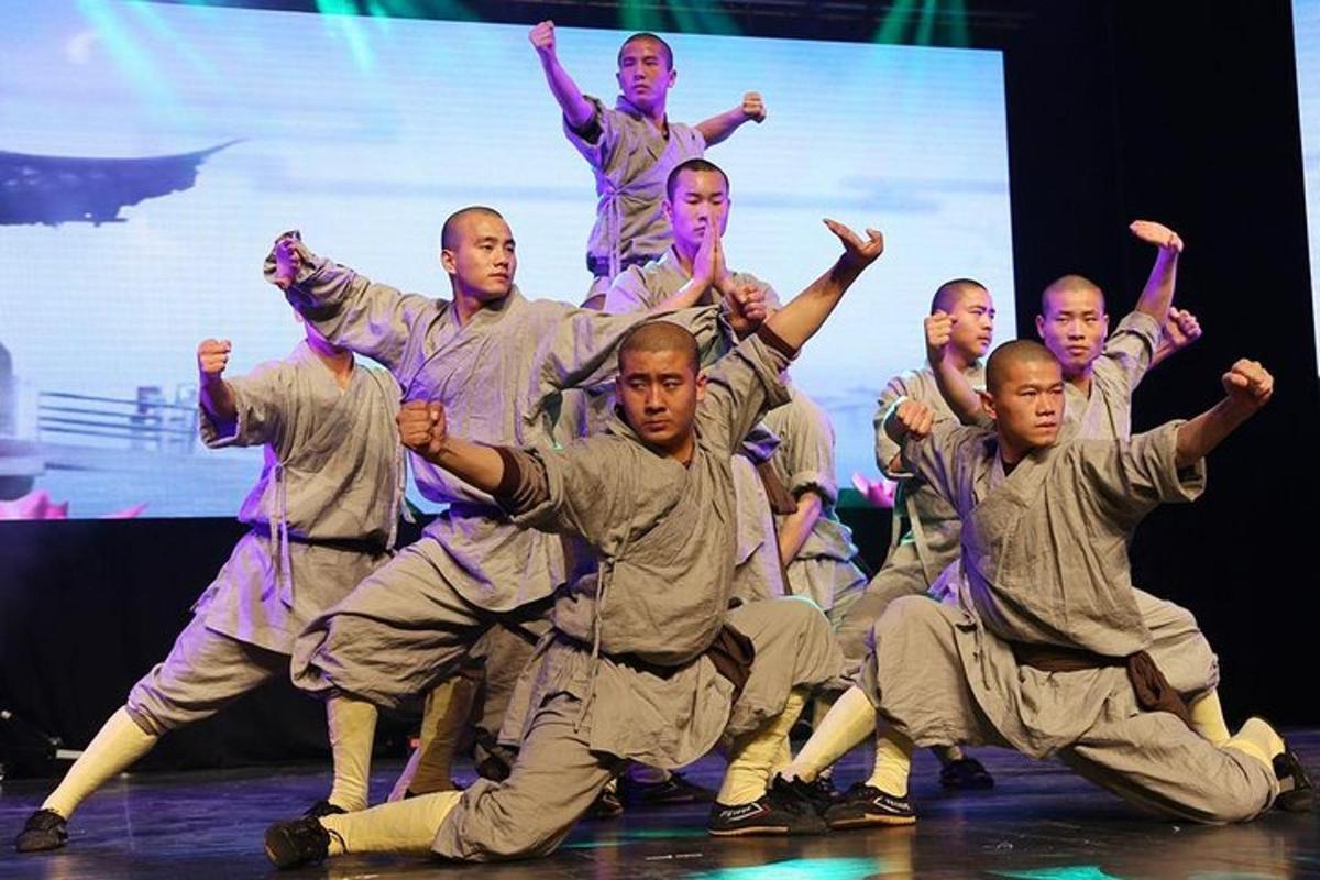 hópur karla sem dansa á sviði