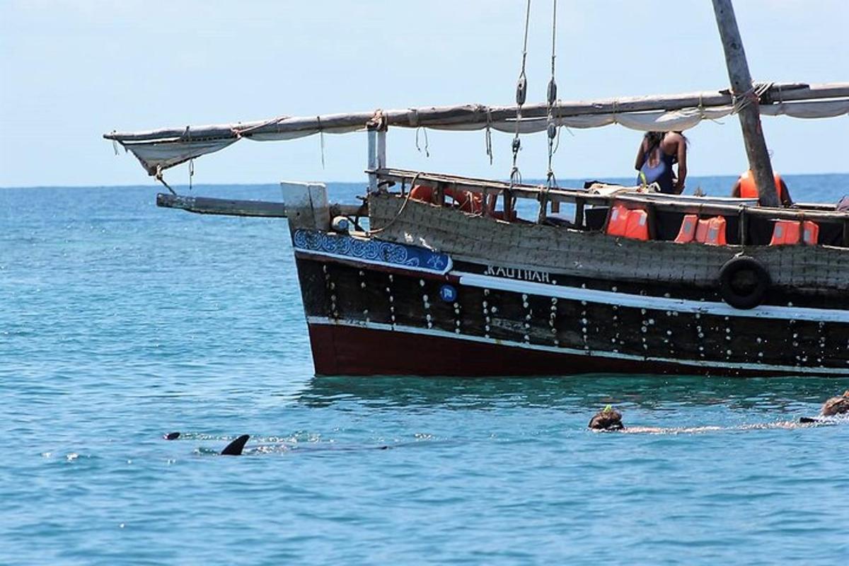 một nhóm người trên một chiếc thuyền trong nước