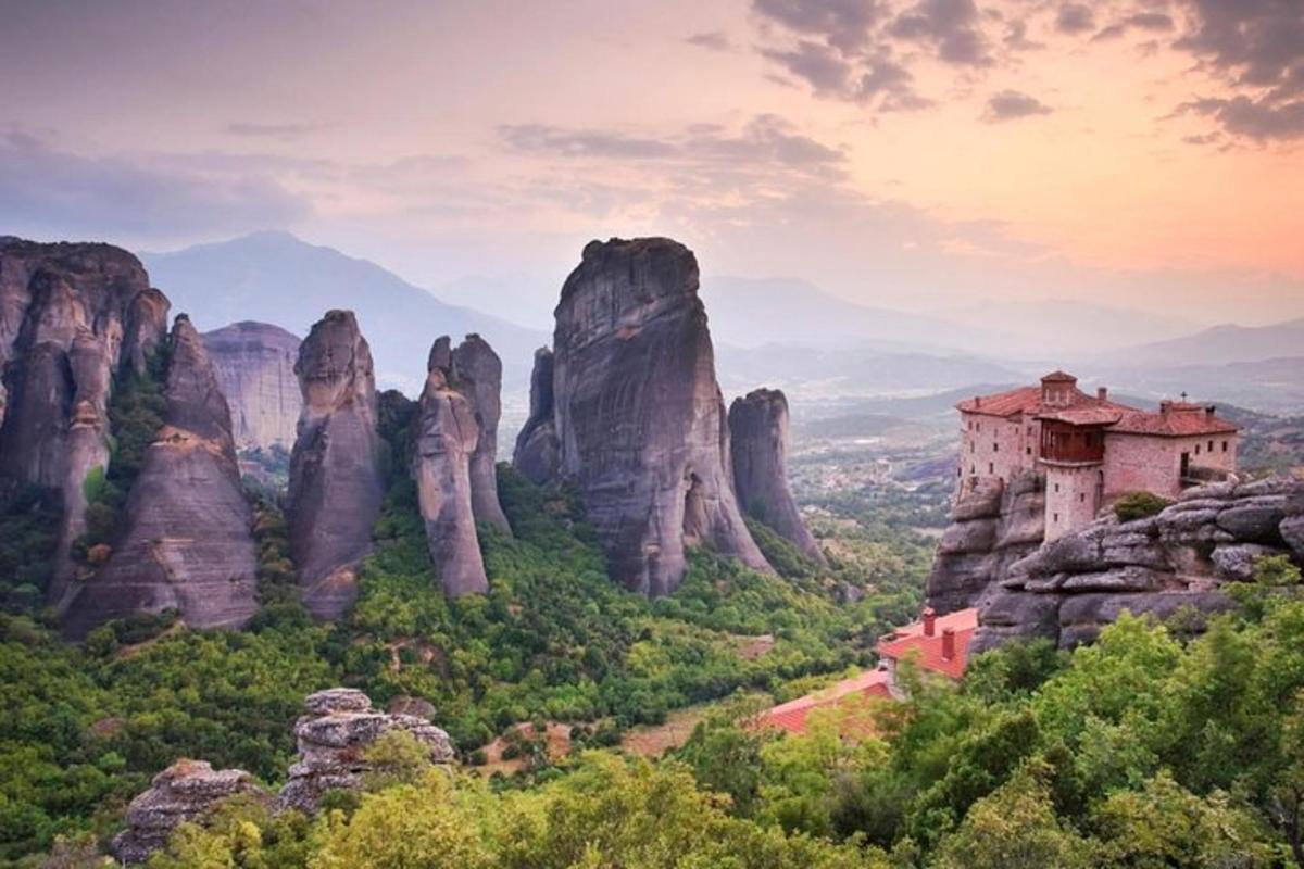 Un monasterio en Meteora, formaciones rocosas en el cielo.