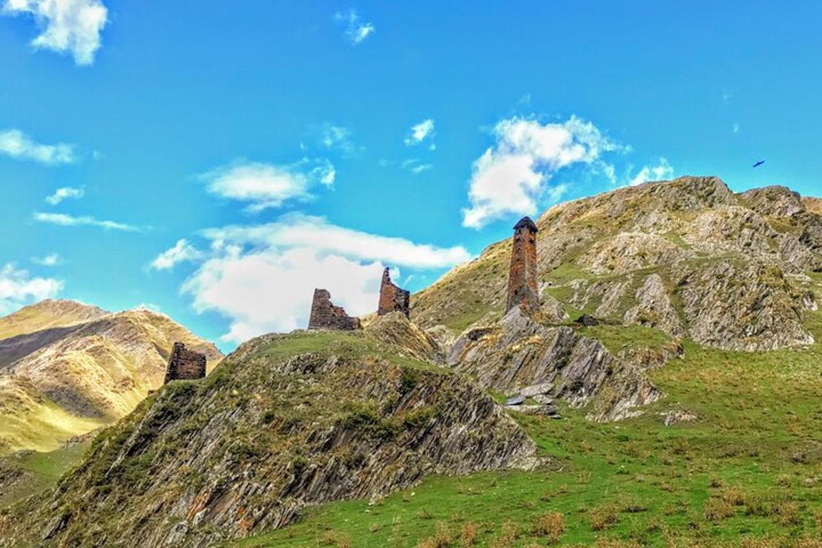 un castell al vessant d'una muntanya