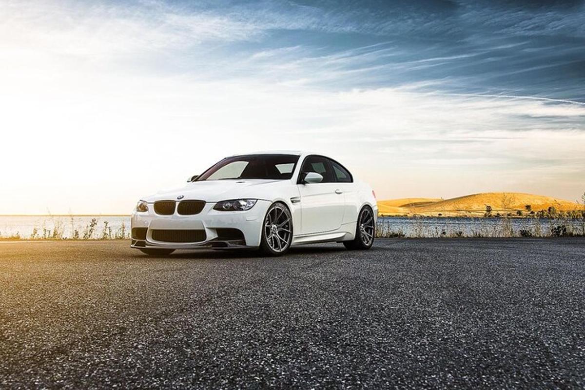 Ένα άσπρο αυτοκίνητο BMW παρκαρισμένο στο δρόμο