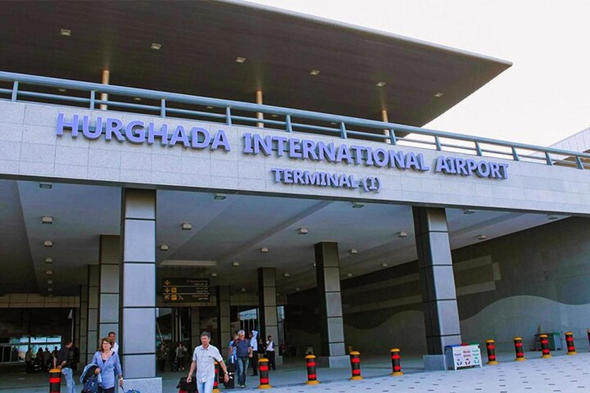 Ένα κτίριο με μια πινακίδα που γράφει «Διεθνές Αεροδρόμιο Huawei»