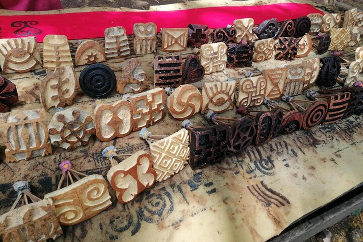 una torta con un treno sopra un tavolo