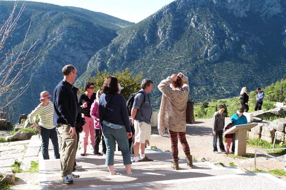 Un grupo de personas de pie en la ladera de una montaña