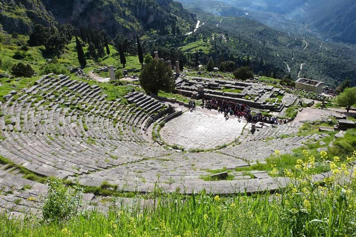 Un anfiteatro con gente de pie en él en las montañas.