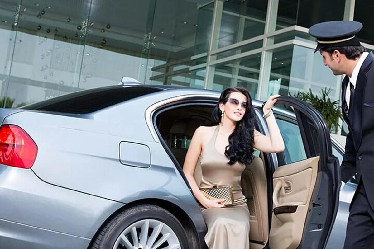 žena sjedi na vratima automobila