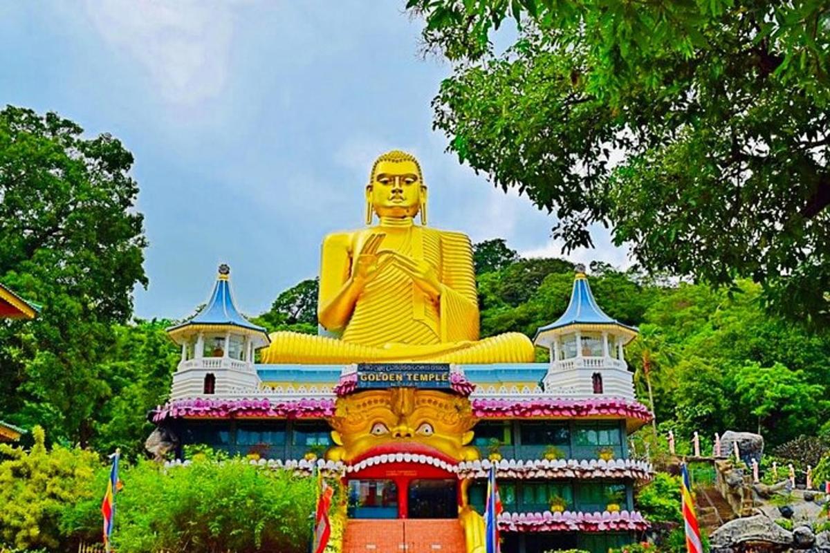 isang malaking dilaw na estatwa na nakaupo sa tuktok ng isang gusali