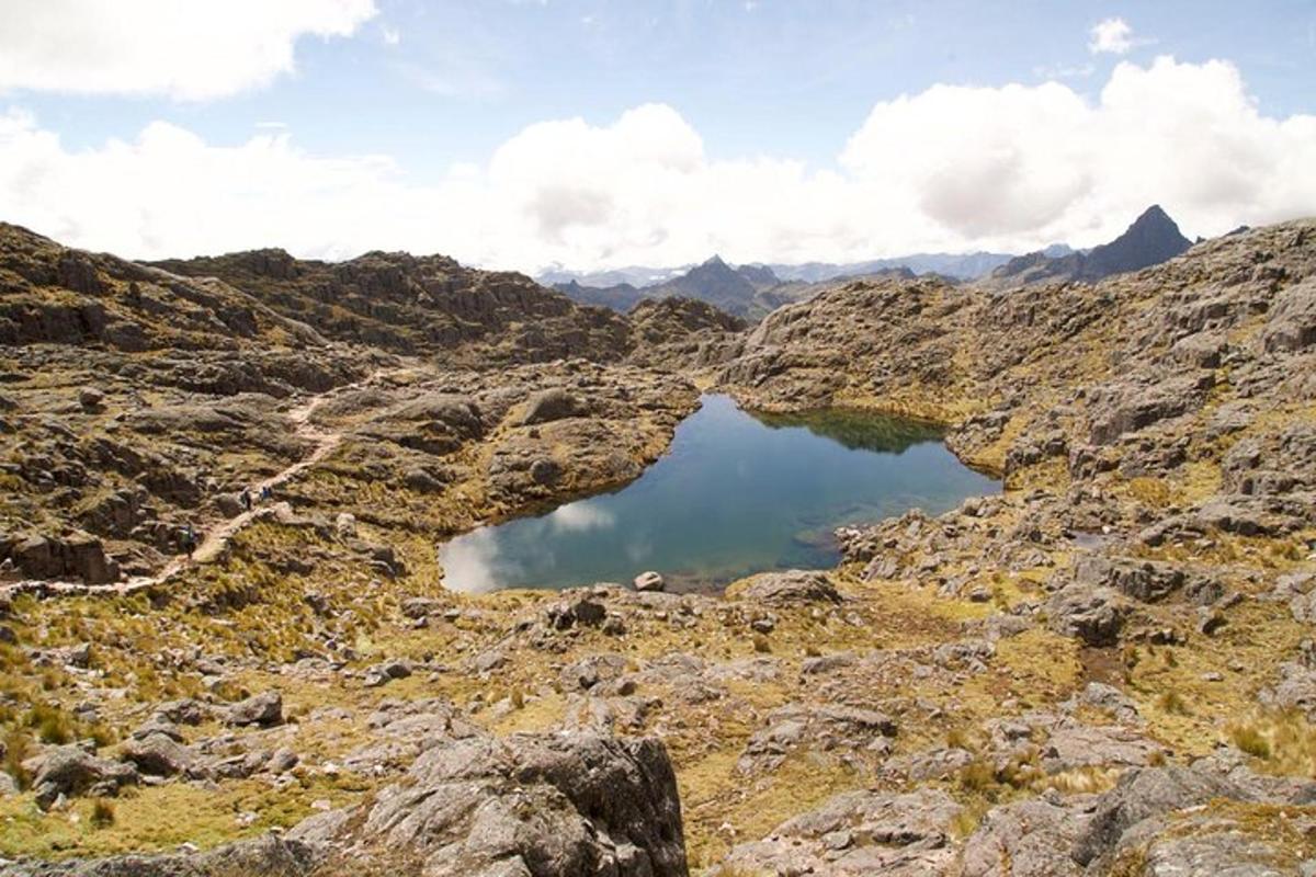 horské jezero uprostřed skalnatého terénu