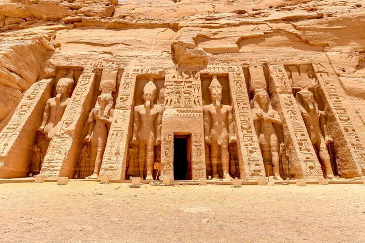 India tempel kalju küljel