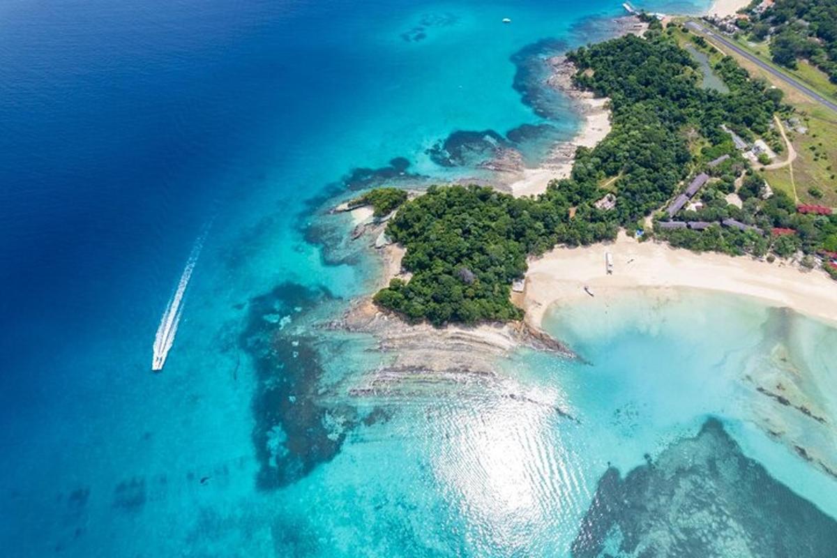 una vista aerea di un'isola nell'oceano
