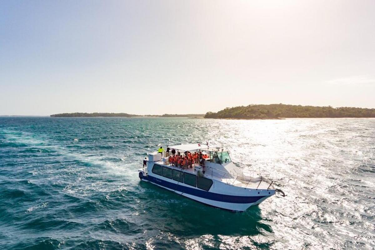 un gruppo di persone su una barca in acqua