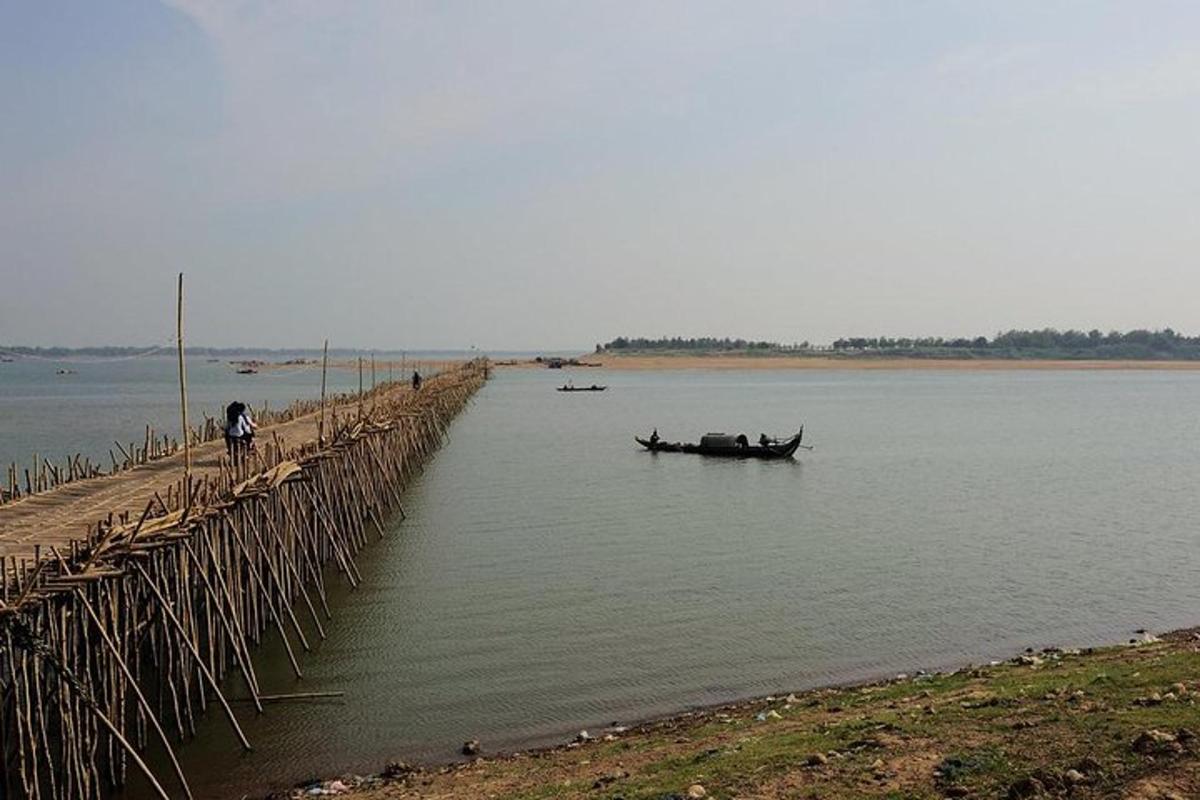 เรือบนน้ำข้างท่าเทียบเรือ