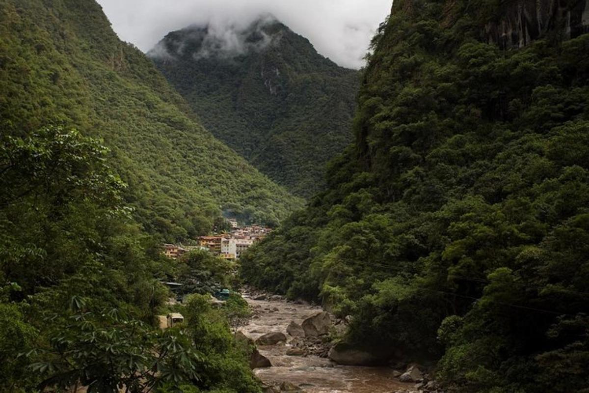 uma vista de um vale de montanha com um rio