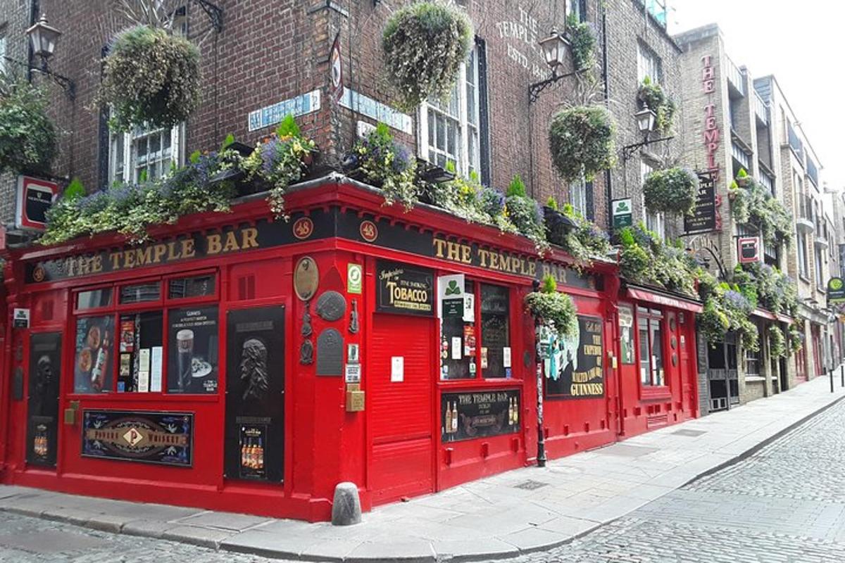 rdeč pub ob strani ulice