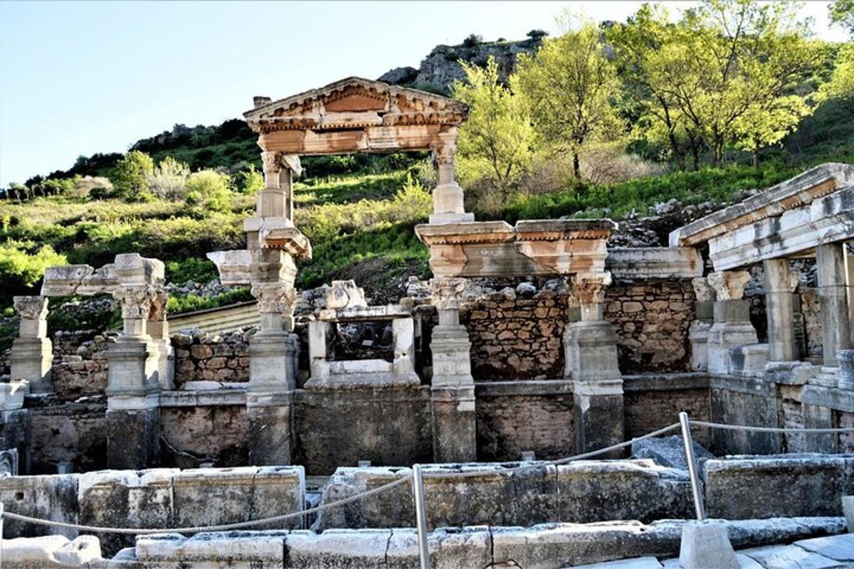 ruines antiques d'un bâtiment sur une colline