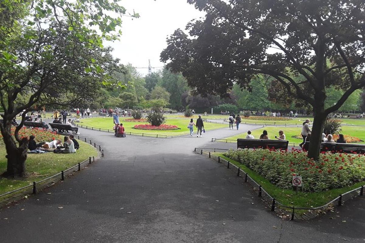 公園のベンチに座っている人々がいる公園