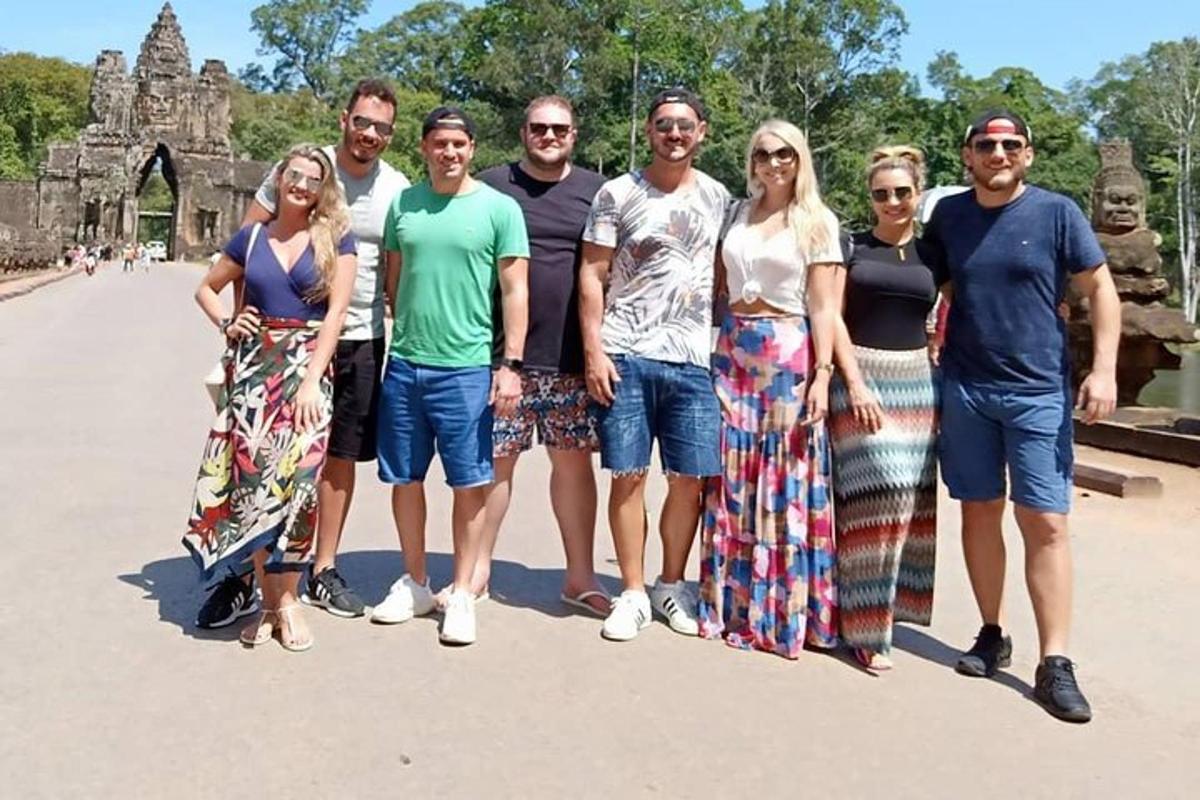 un grup de persones posant per a una foto davant d'un temple