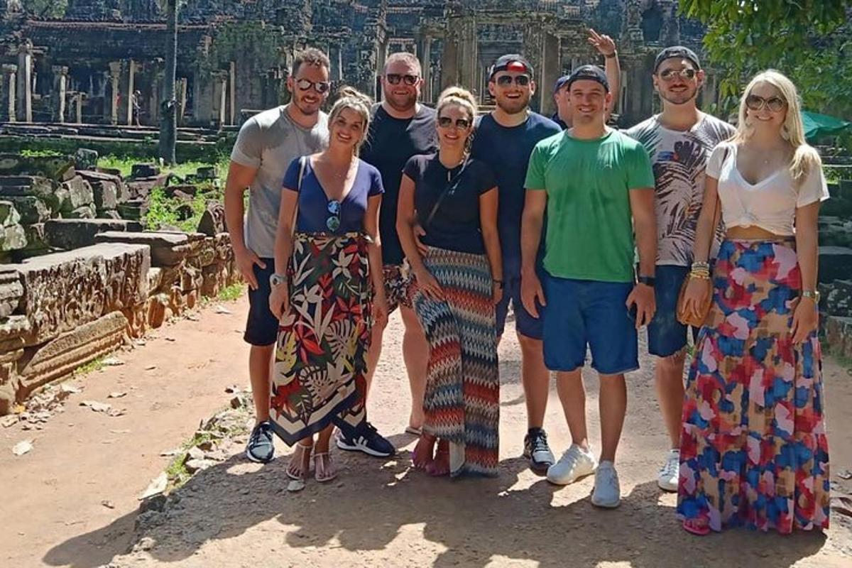 un grup de persones posant per a una foto en un temple