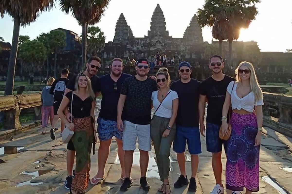 un grup de persones dempeus davant d'un temple