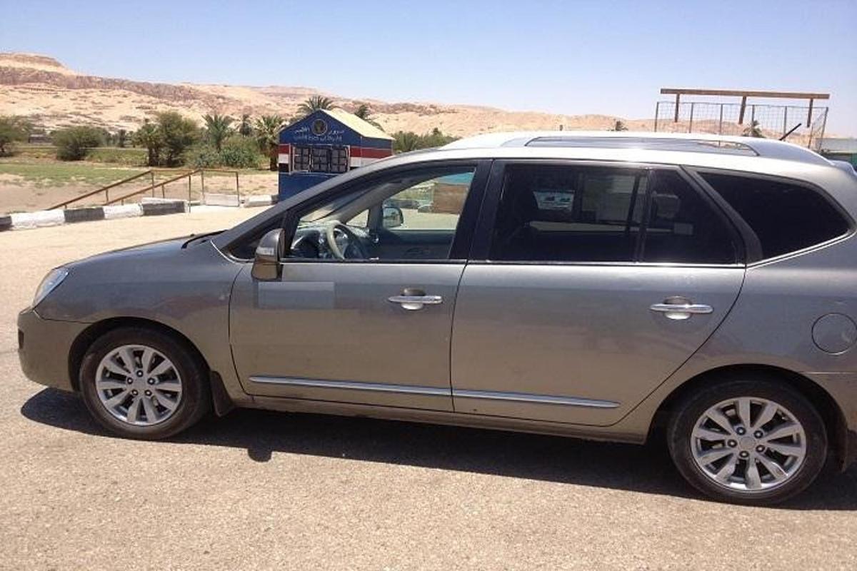 Un coche plateado estacionado en un estacionamiento