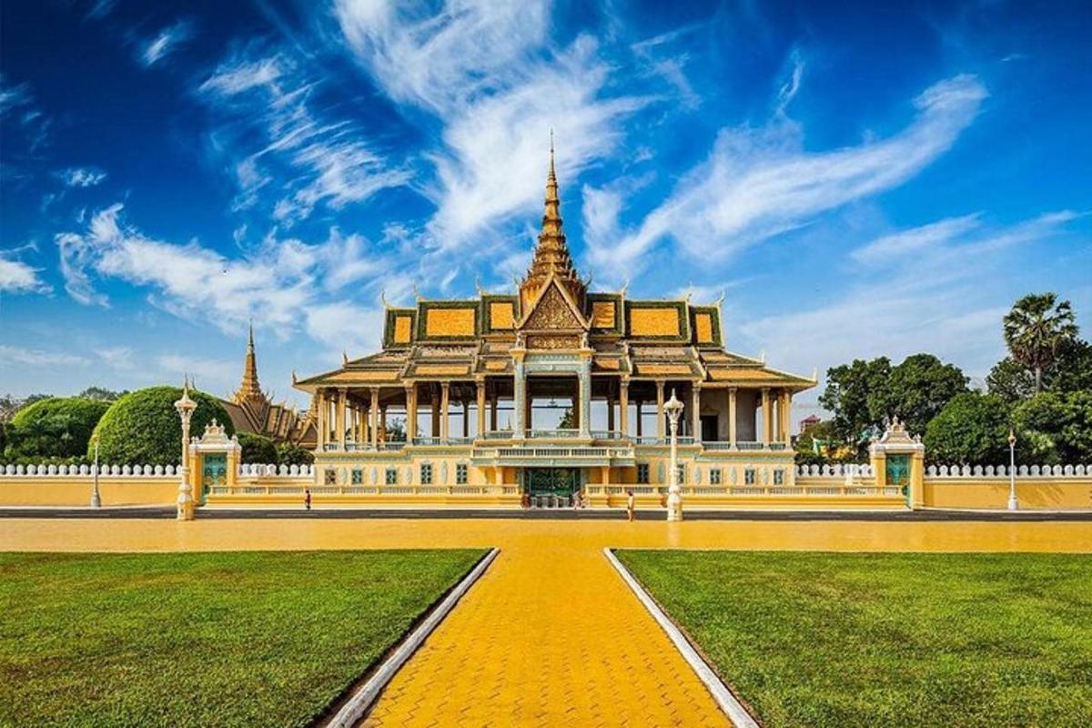 sebuah bangunan besar dengan laluan kuning di hadapannya