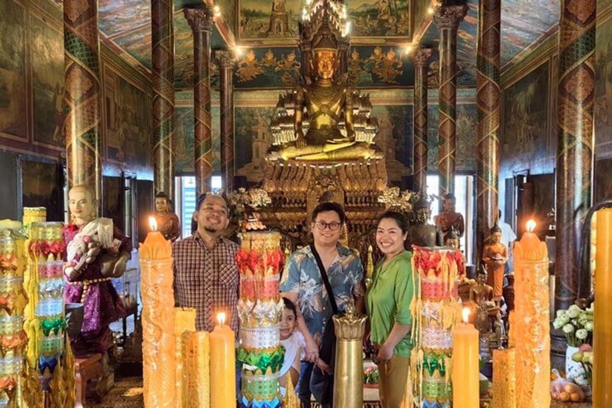 sekumpulan orang berdiri di kuil dengan lilin