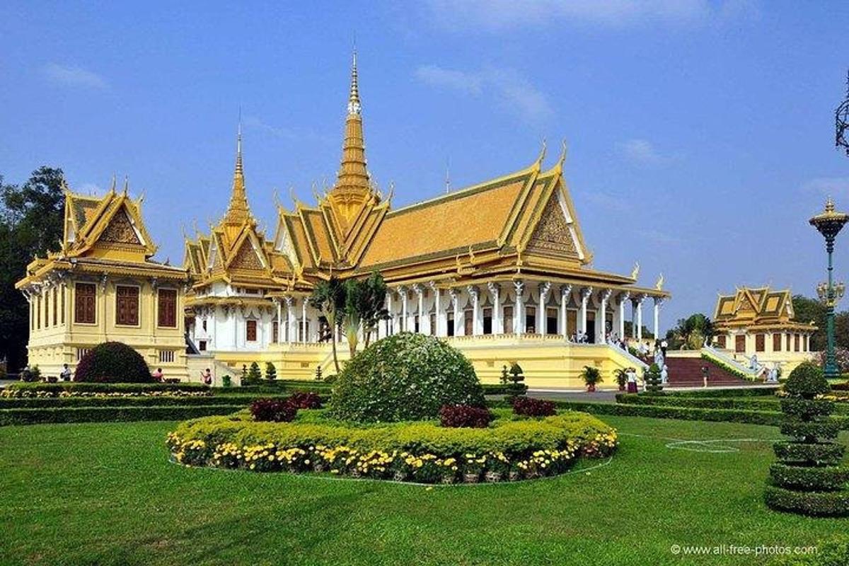 sebuah bangunan kuning besar dengan dua menara di sebuah taman