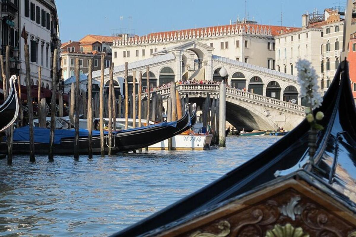 sebuah gondola berlabuh di dalam terusan dengan jambatan