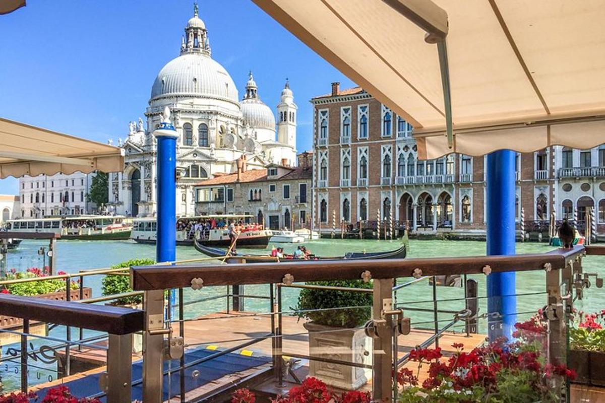 pemandangan bandar venice dari balkoni