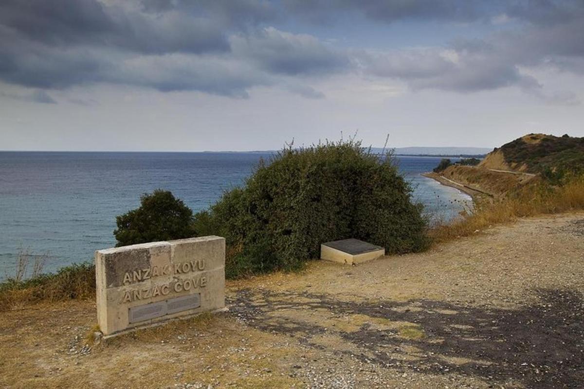 cedule na kraji silnice poblíž oceánu