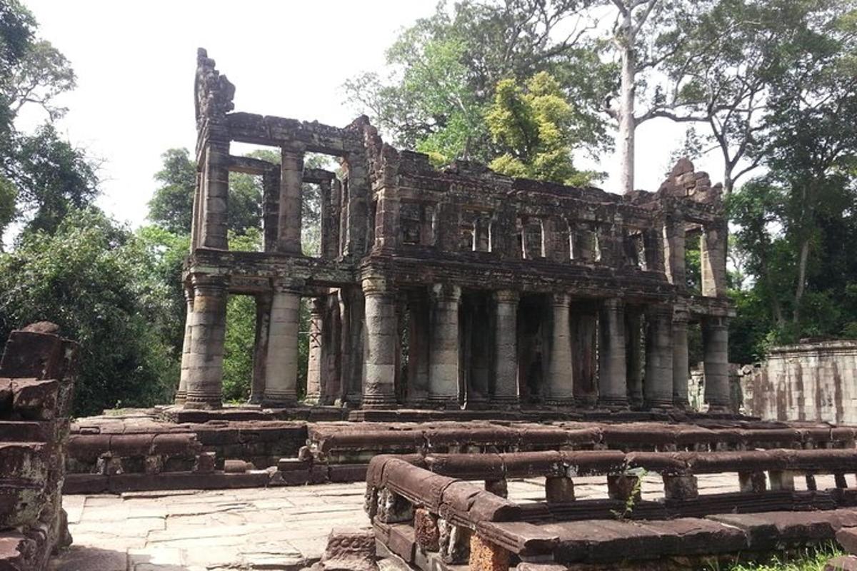 um grande edifício de pedra com árvores ao fundo