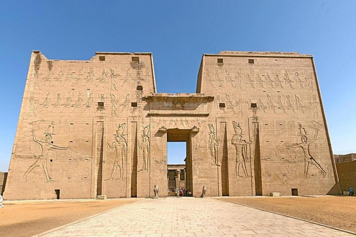 starobylá budova s hieroglyfy