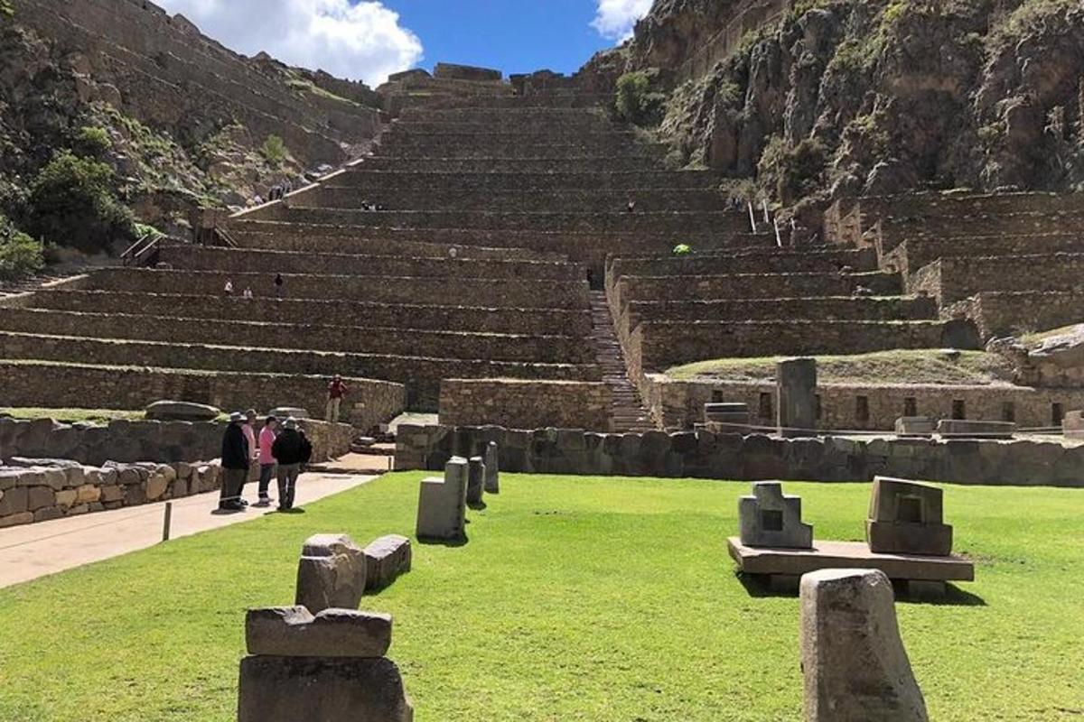 un gruppo di persone in piedi in un anfiteatro con l'erba