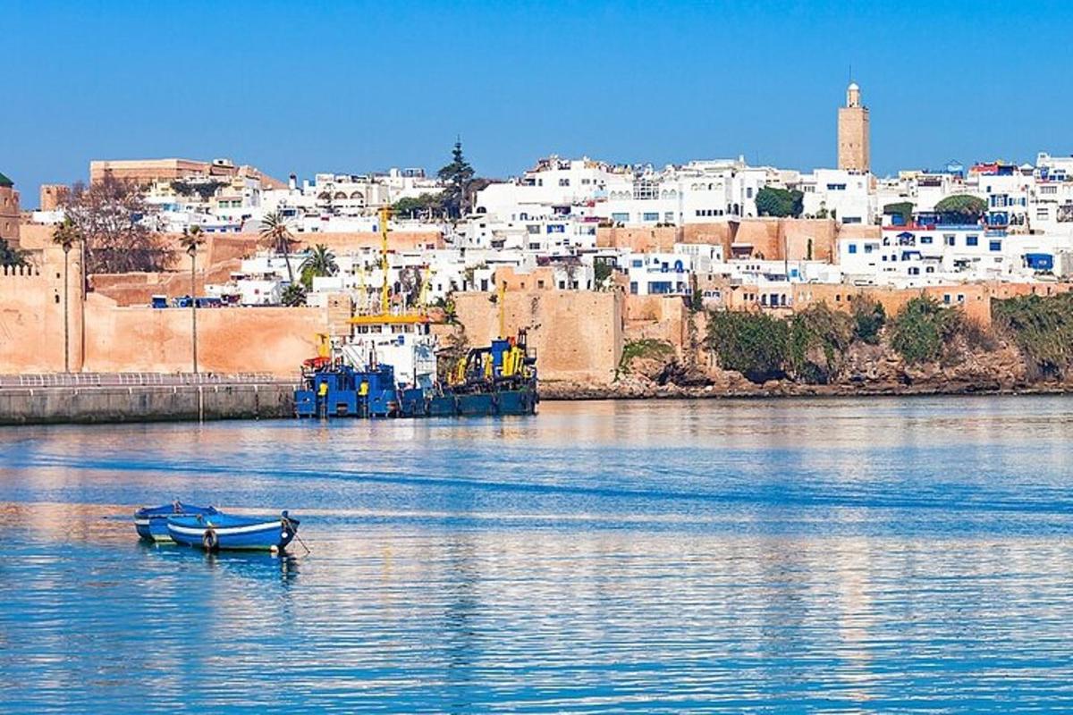 μια βάρκα στο νερό μπροστά από μια πόλη