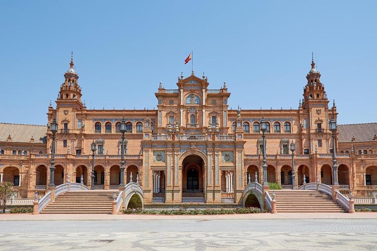 un gran edifici amb una torre del rellotge a sobre