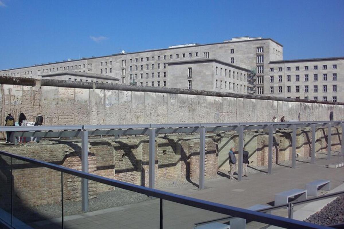 un pont davant d'un gran edifici