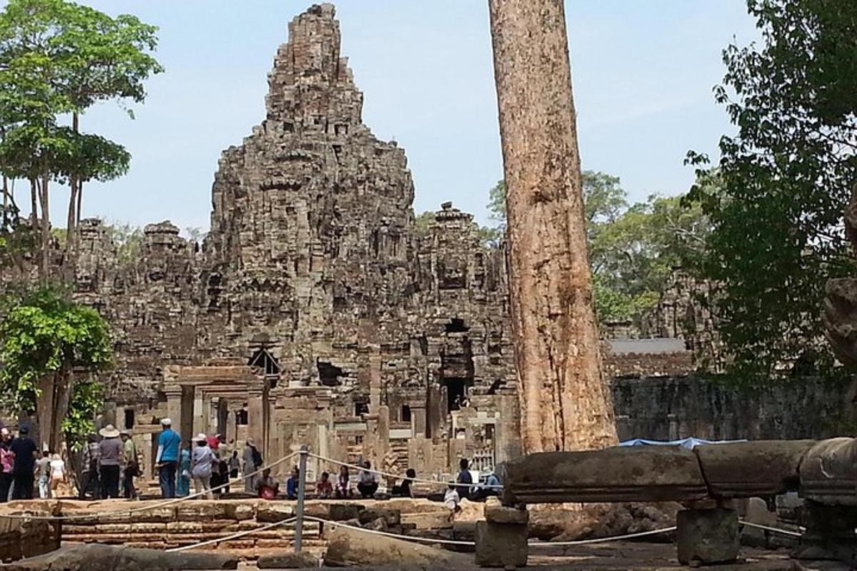 um grupo de pessoas em pé em frente a um templo