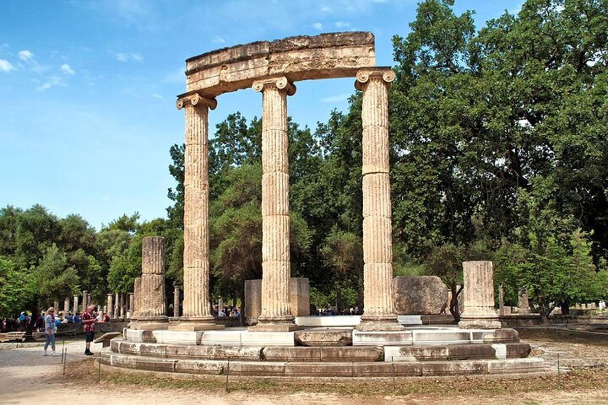 un monument en un parc amb gent passejant