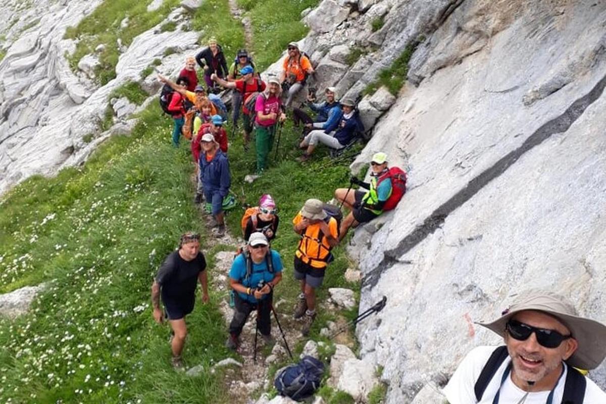 un grup de persones pujant una muntanya