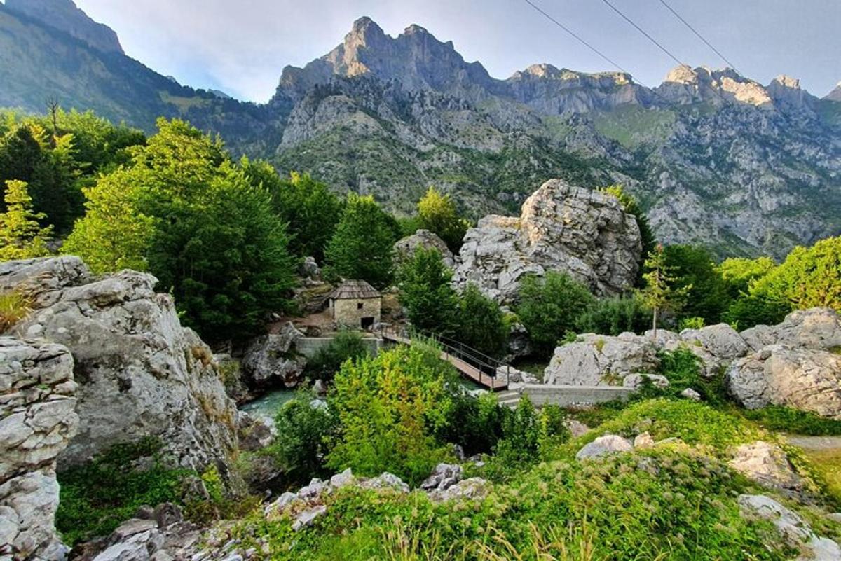Una vista de una montaña con un río y rocas.