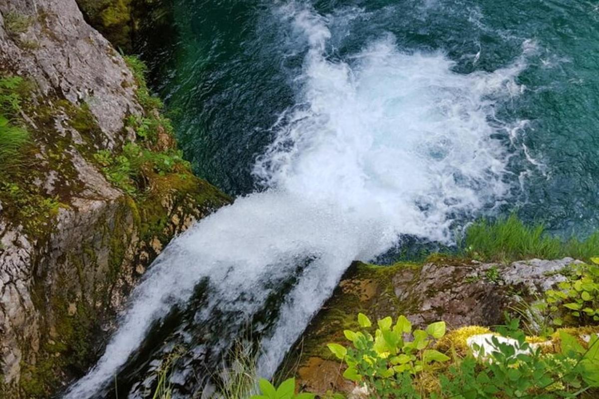 una cascada a la vora d'un riu