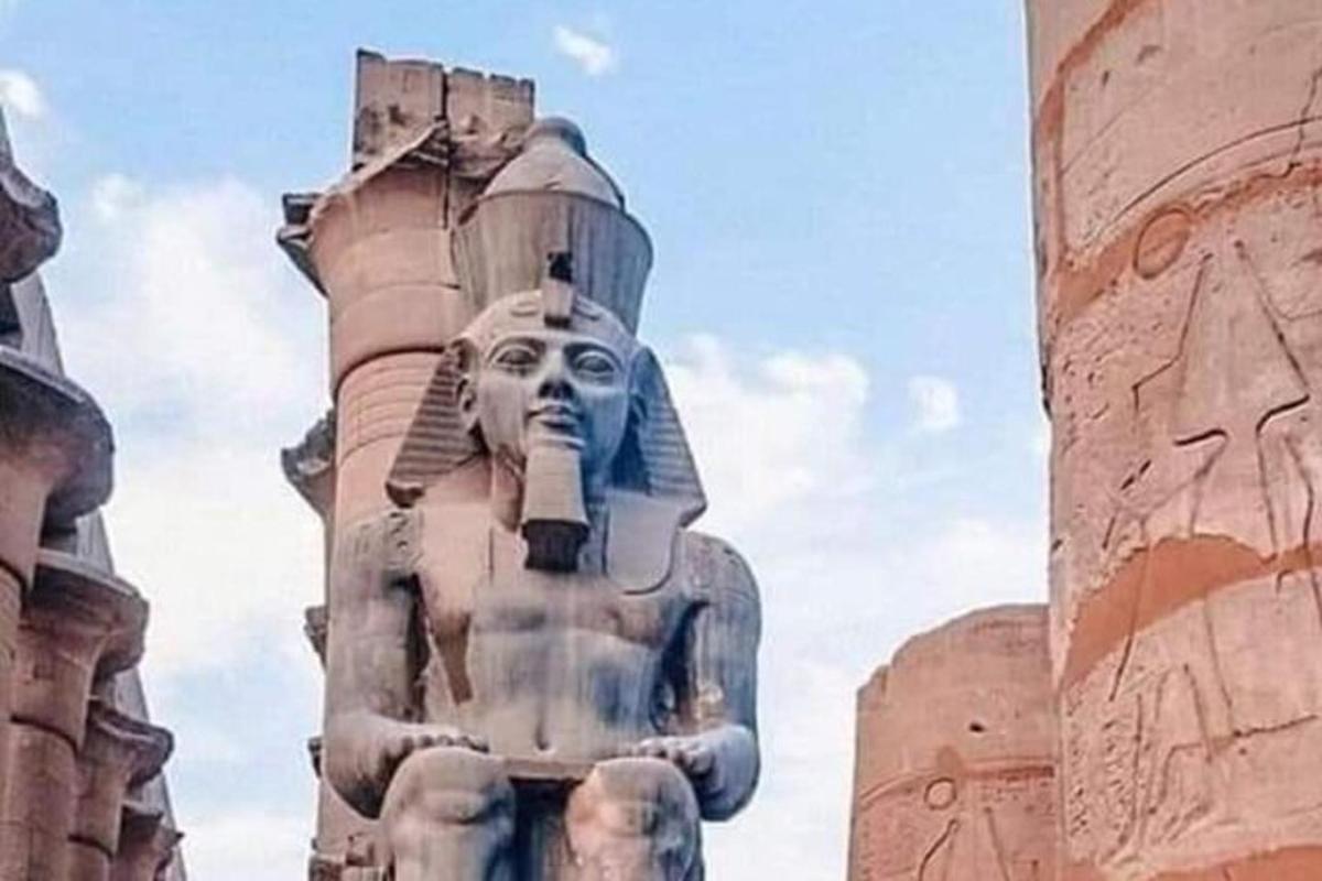 تمثال رأس على جانب مبنى