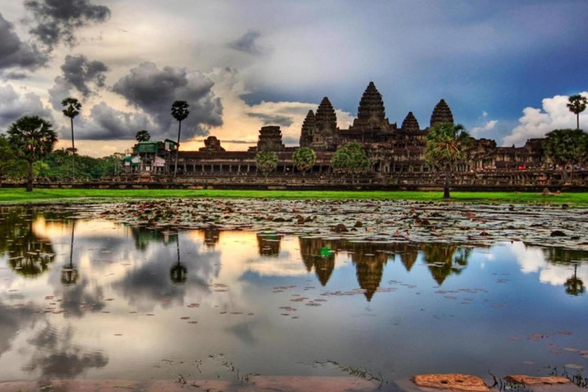 een weerspiegeling van een tempel in een watermassa