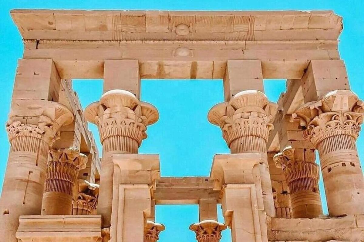 μια άποψη των κιόνων ενός κτιρίου