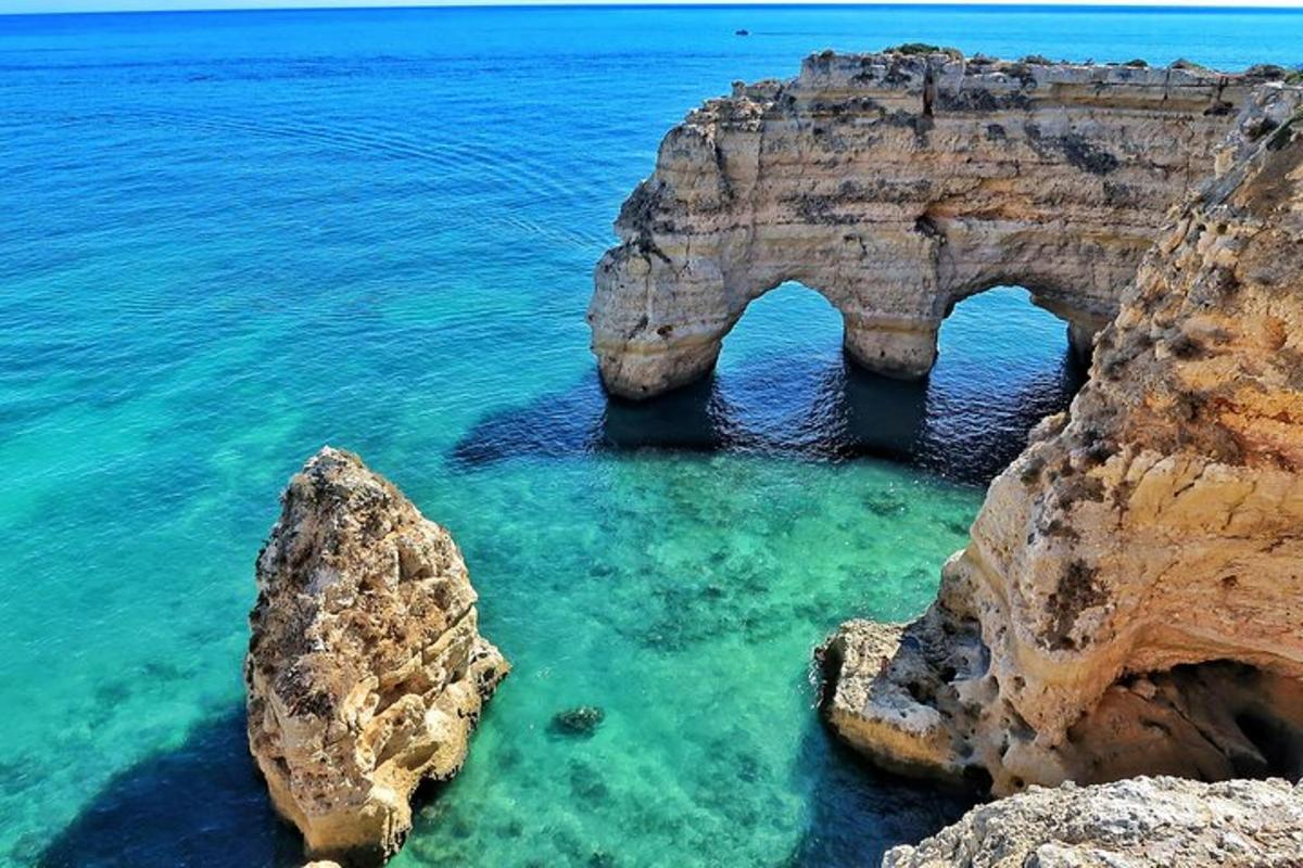 un arco nelle rocce dell'oceano