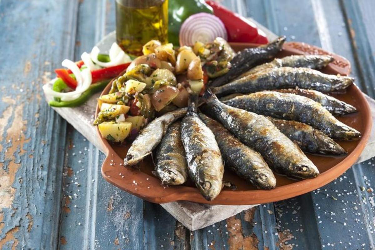 un piatto di pesce e verdure su un tavolo