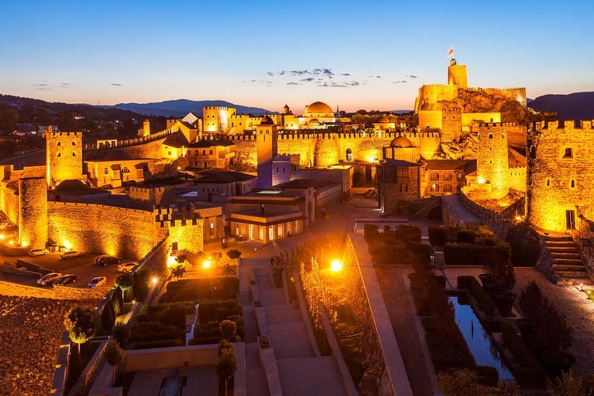 uma vista de um castelo à noite