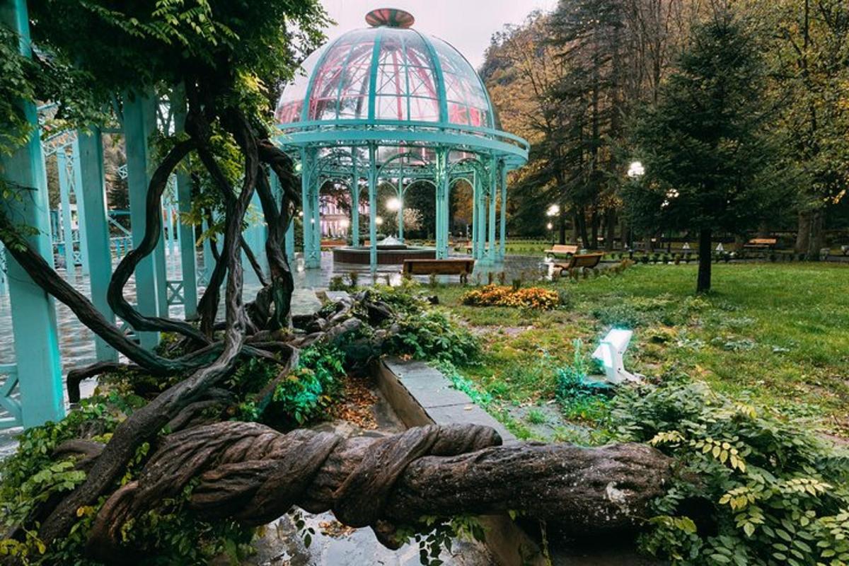 gazebo di taman dengan pokok