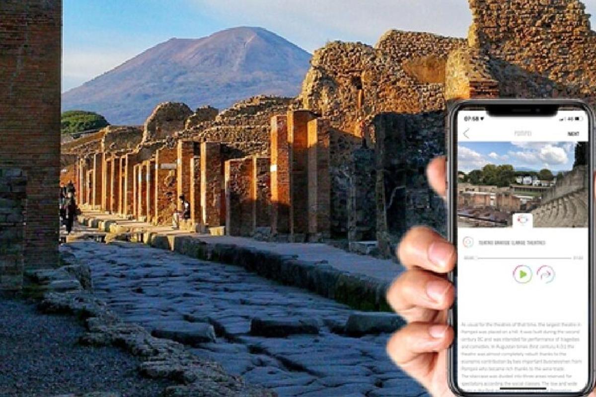 seseorang memegang telefon bimbit di hadapan jalan