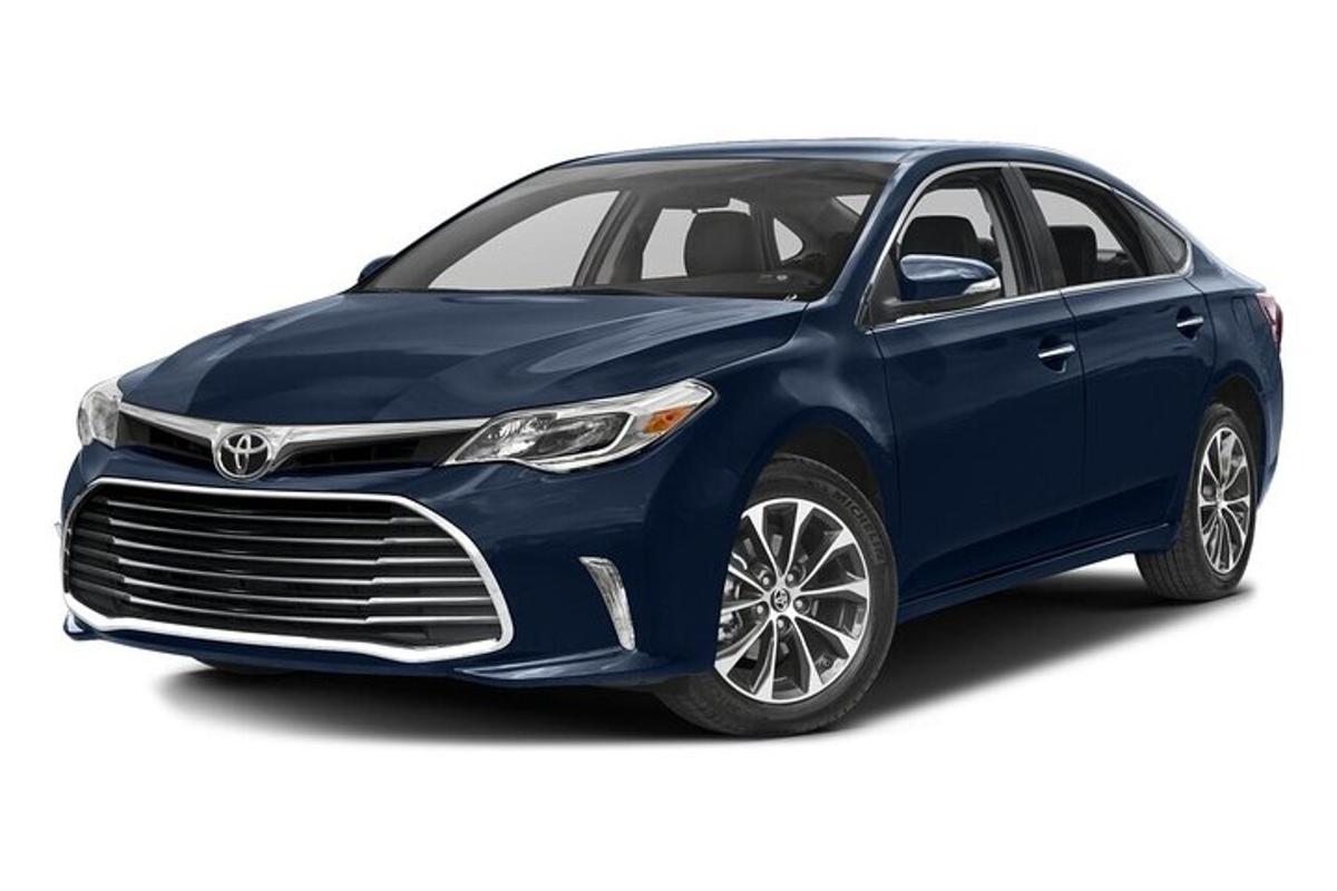 Modrá Toyota Avalon zaparkovaná na bílém pozadí